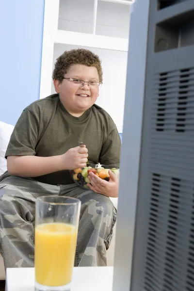 Excesso de peso menino comer frutas — Fotografia de Stock