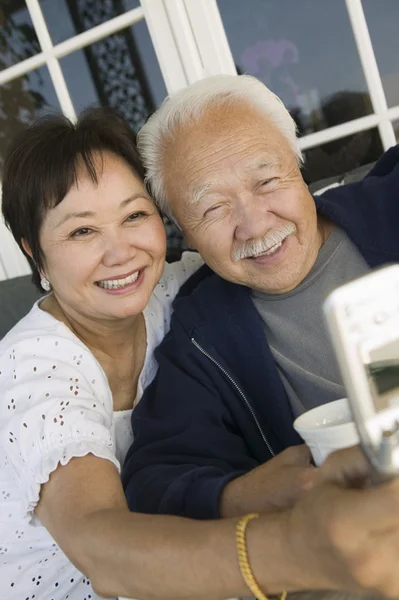 Asiático pareja usando móvil — Foto de Stock