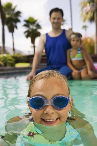 Meisje in het zwembad — Stockfoto