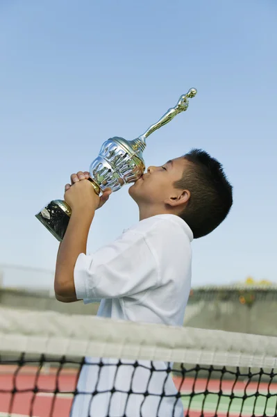 Tenis odtwarzacz trofeum całowanie — Zdjęcie stockowe