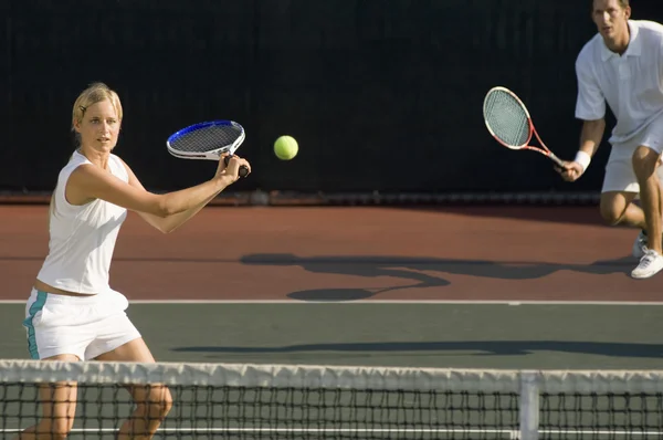 Tennisspeler swingende op bal — Stockfoto