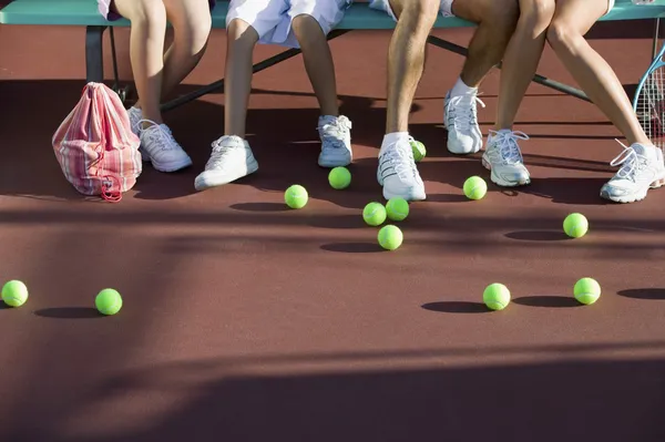 Verstreute Tennisbälle — Stockfoto