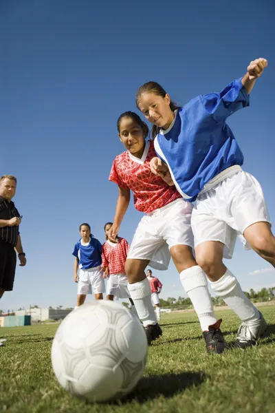 Jugendliche spielen Fußball — Stockfoto