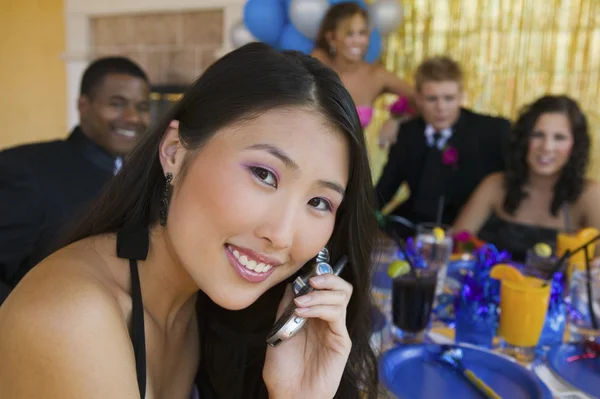 Tonårsflicka på fest med hjälp av mobiltelefon — Stockfoto