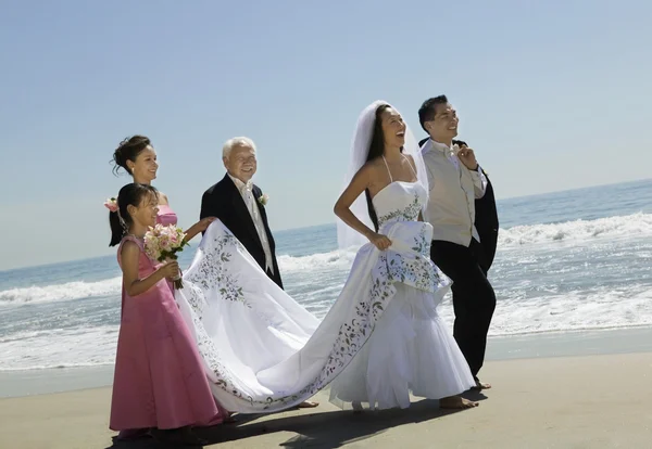 Sposa e sposo con la famiglia — Foto Stock