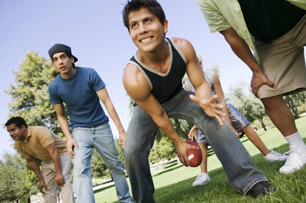 Mannen spelen voetbal — Stockfoto