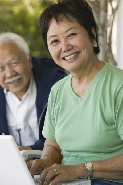 Vrouw met laptop — Stockfoto