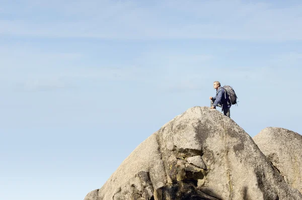Excursionista en la cima de la montaña — Foto de Stock