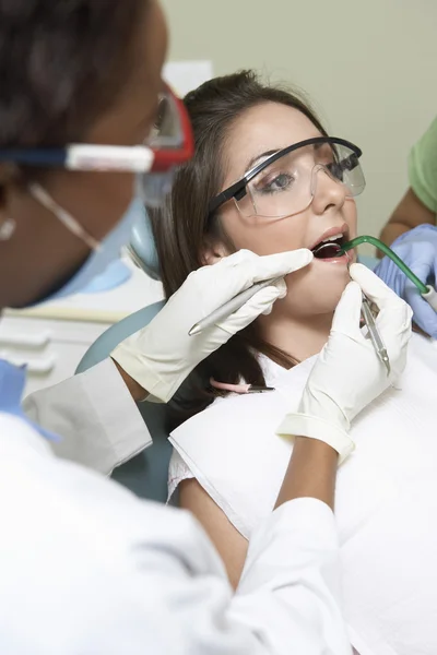 Dentist examining patients teeth — Stock Photo, Image