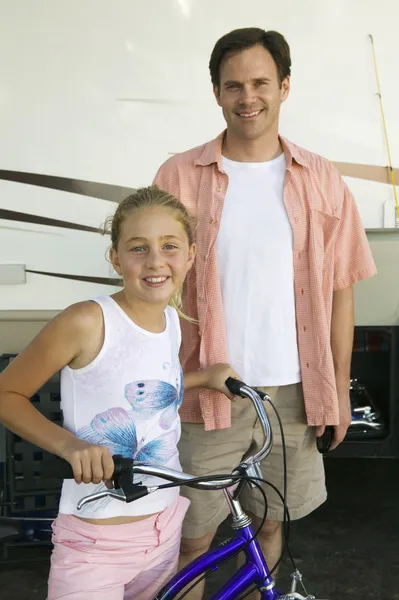 Padre con hija en bicicleta —  Fotos de Stock