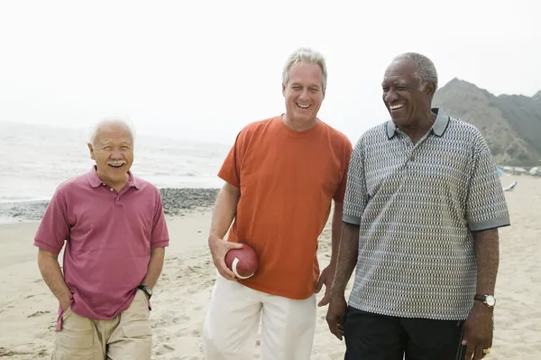 Hommes seniors marchant sur la plage — Photo