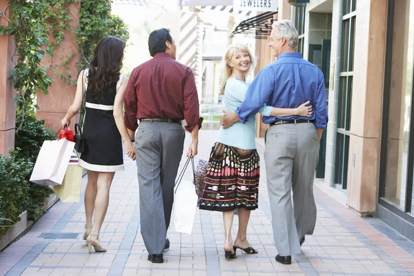 Couples on Shopping Trip — Stock Photo, Image