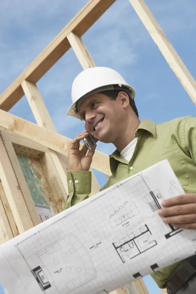 Construction worker with cellphone — Stock Photo, Image