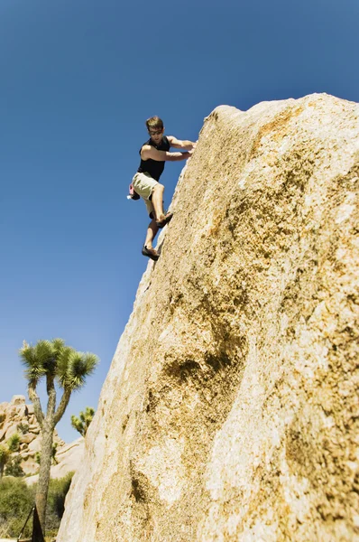 Femme Escalade libre sur la falaise — Photo