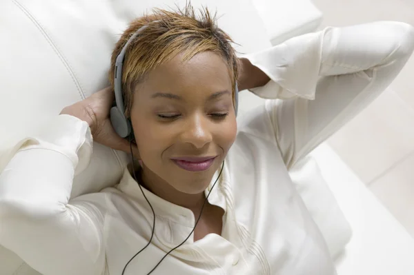 Vrouw die naar muziek luistert — Stockfoto