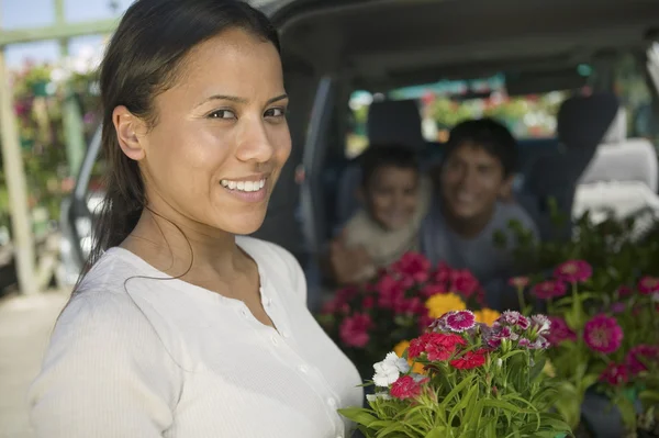 Woman and Family Loading Plants — Stock Photo, Image