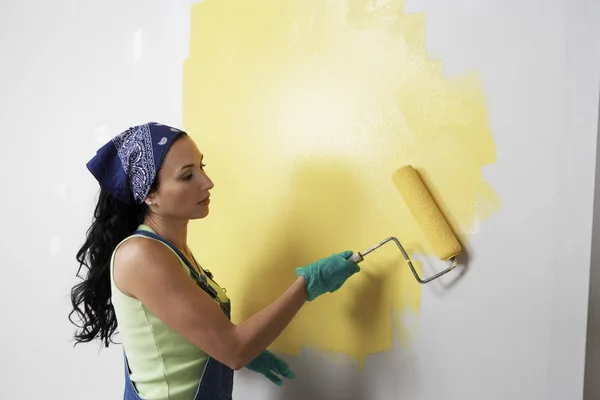 Woman applying yellow paint — Stock Photo, Image