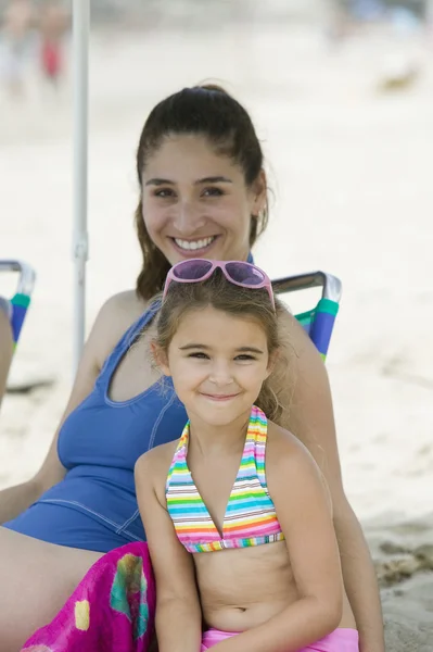 Moeder en dochter op strand — Stockfoto