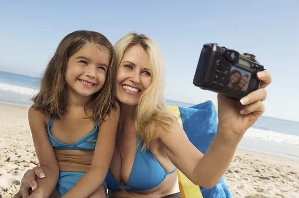 Chica y madre tomando fotos — Foto de Stock