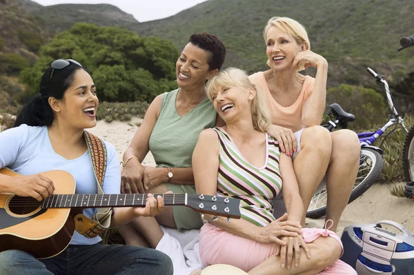 Vrouwen zingen met gitarist — Stockfoto