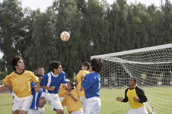 Hráči, kteří hrají fotbal — Stock fotografie