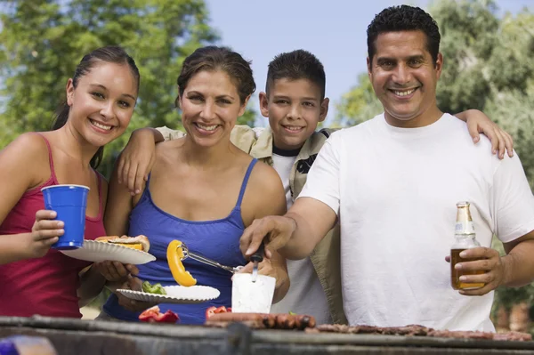 Famiglia alla griglia — Foto Stock