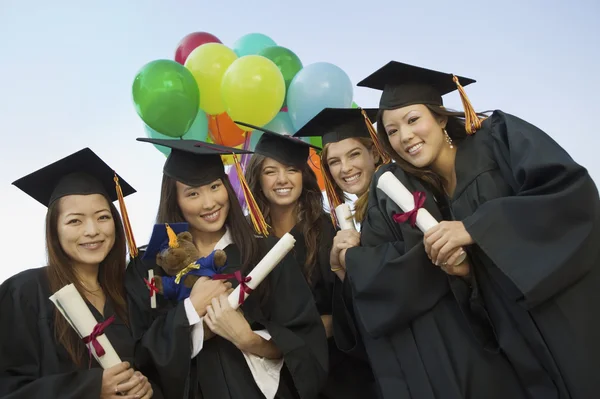 Graduados con Diplomas — Foto de Stock