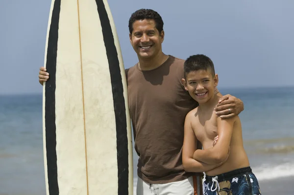 Padre e hijo en la playa —  Fotos de Stock