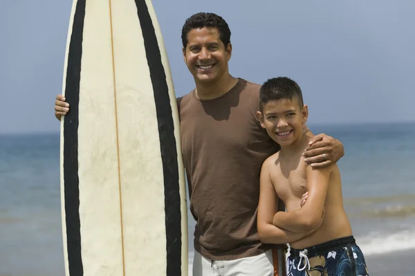 Pai e filho na praia — Fotografia de Stock