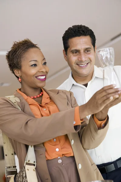 Couple Examining Glass Vase — Stock Photo, Image