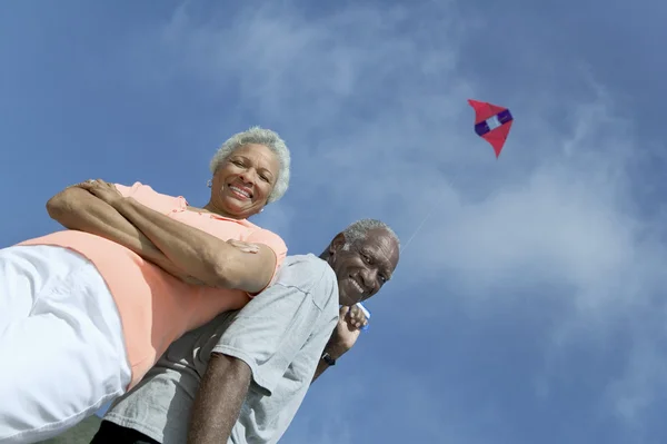 Seniorenpaar lässt Drachen steigen — Stockfoto