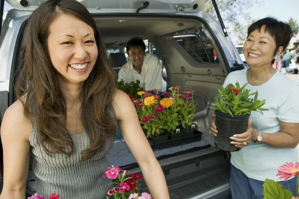 Família carregando flores — Fotografia de Stock