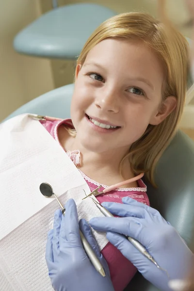 Chica consiguiendo chequeo dental —  Fotos de Stock