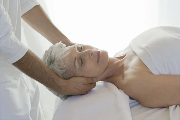 Kvinna som får massage — Stockfoto