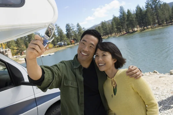 Couple taking picture of selves — Stock Photo, Image