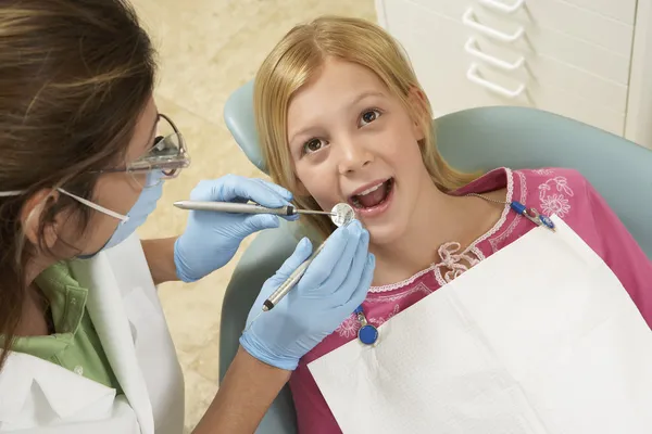 Chica consiguiendo chequeo dental —  Fotos de Stock