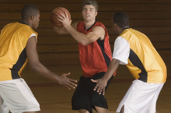 Giovani giocatori di basket — Foto Stock