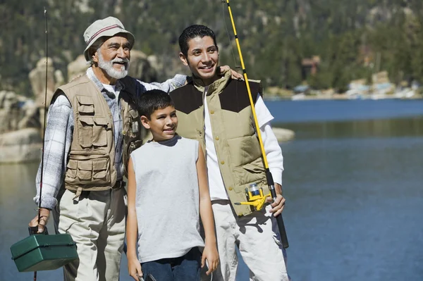 Avô Pesca com os netos — Fotografia de Stock