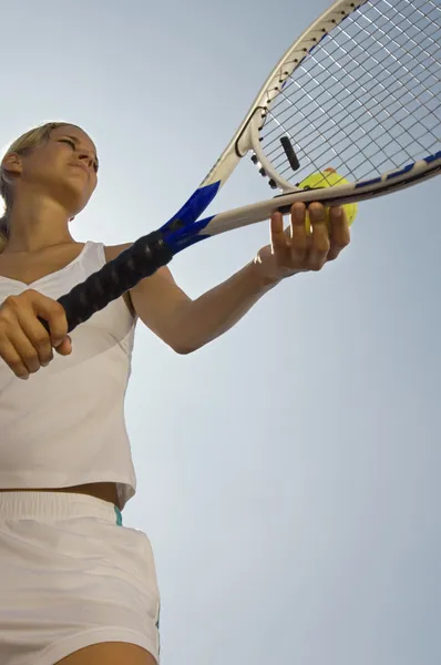 Jugador de tenis preparándose para servir — Foto de Stock