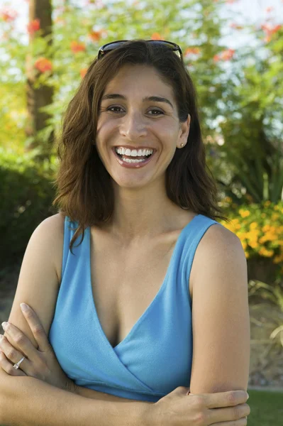 Mujer con brazos cruzados al aire libre — Foto de Stock