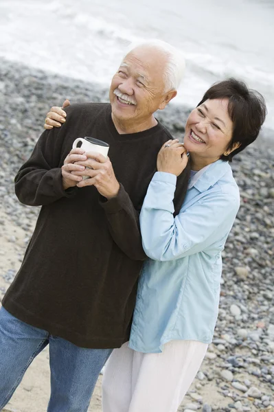 Pareja mayor en la playa —  Fotos de Stock