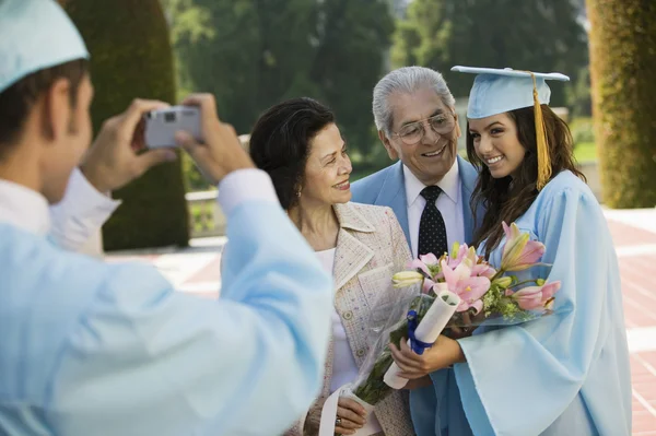 Foto familiar en la graduación — Foto de Stock