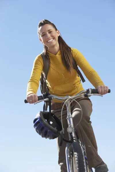 Mujer montando bicicleta de montaña — Foto de Stock