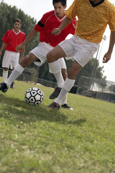 Jogadores de futebol competindo — Fotografia de Stock