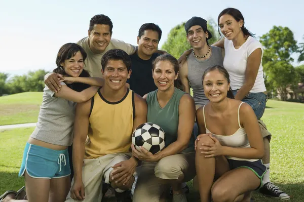 Les amis et la famille dans un parc — Photo