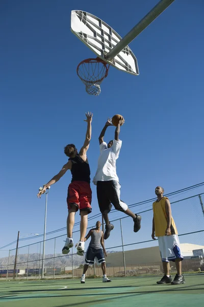 Amigos jogando basquete — Fotografia de Stock