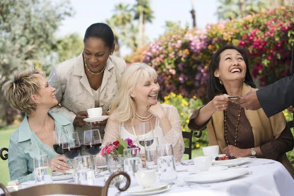 Amigos do sexo feminino desfrutando jantar — Fotografia de Stock