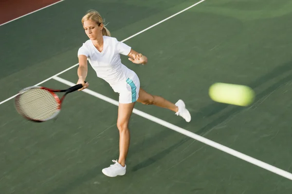 Tenis oyuncusu isabet tenis topu — Stok fotoğraf
