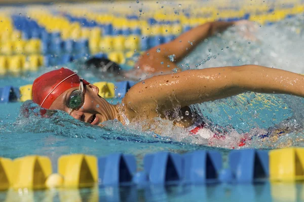 Kvinnliga idrottare simmare — Stockfoto
