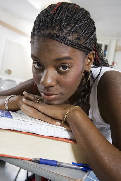 Student liegt auf Büchern — Stockfoto